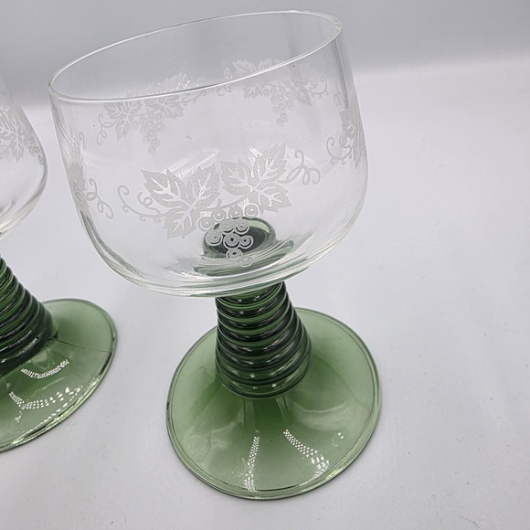 2 Roemer Beehive Emerald Green Stem Crystal Wine Glasses w Grape Etching Vintage - Picture 2 of 7